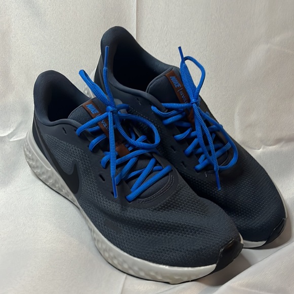 Nike Revolution Mens Running Shoes, Size 11, Excellent Condition!! Great Look!! - Picture 6 of 6